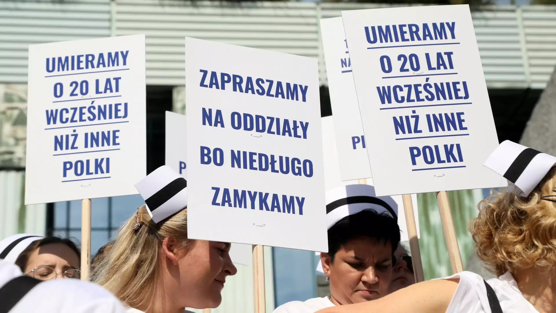 Ruszył wspólny protest pracowników służb medycznych. Tysiące na ulicach Warszawy