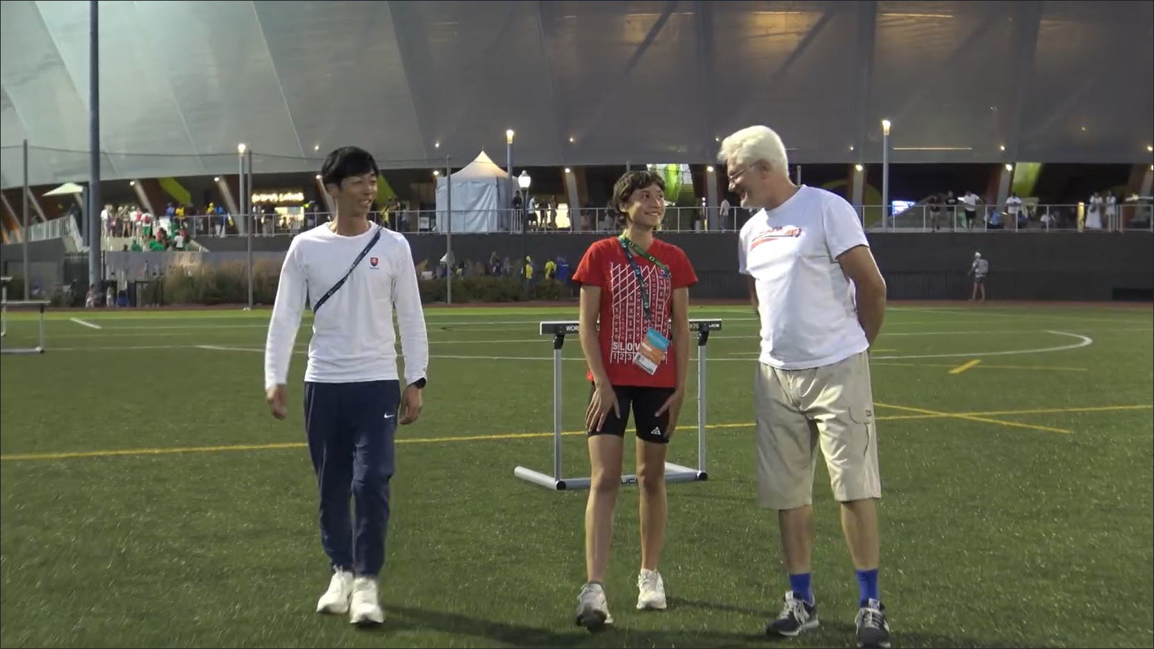 Bežkyňa Anna Švrček (uprostred), jej tréner Kiya Tsukasa (vľavo) a jej otec Vladimír Švrček (vpravo). 