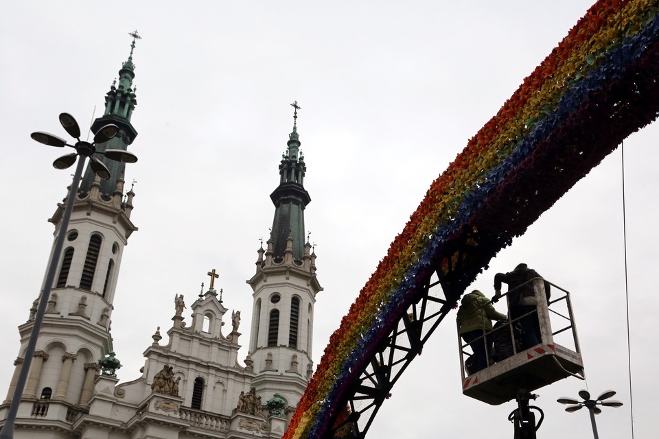 Naprawa tęczy na Placu Zbawiciela