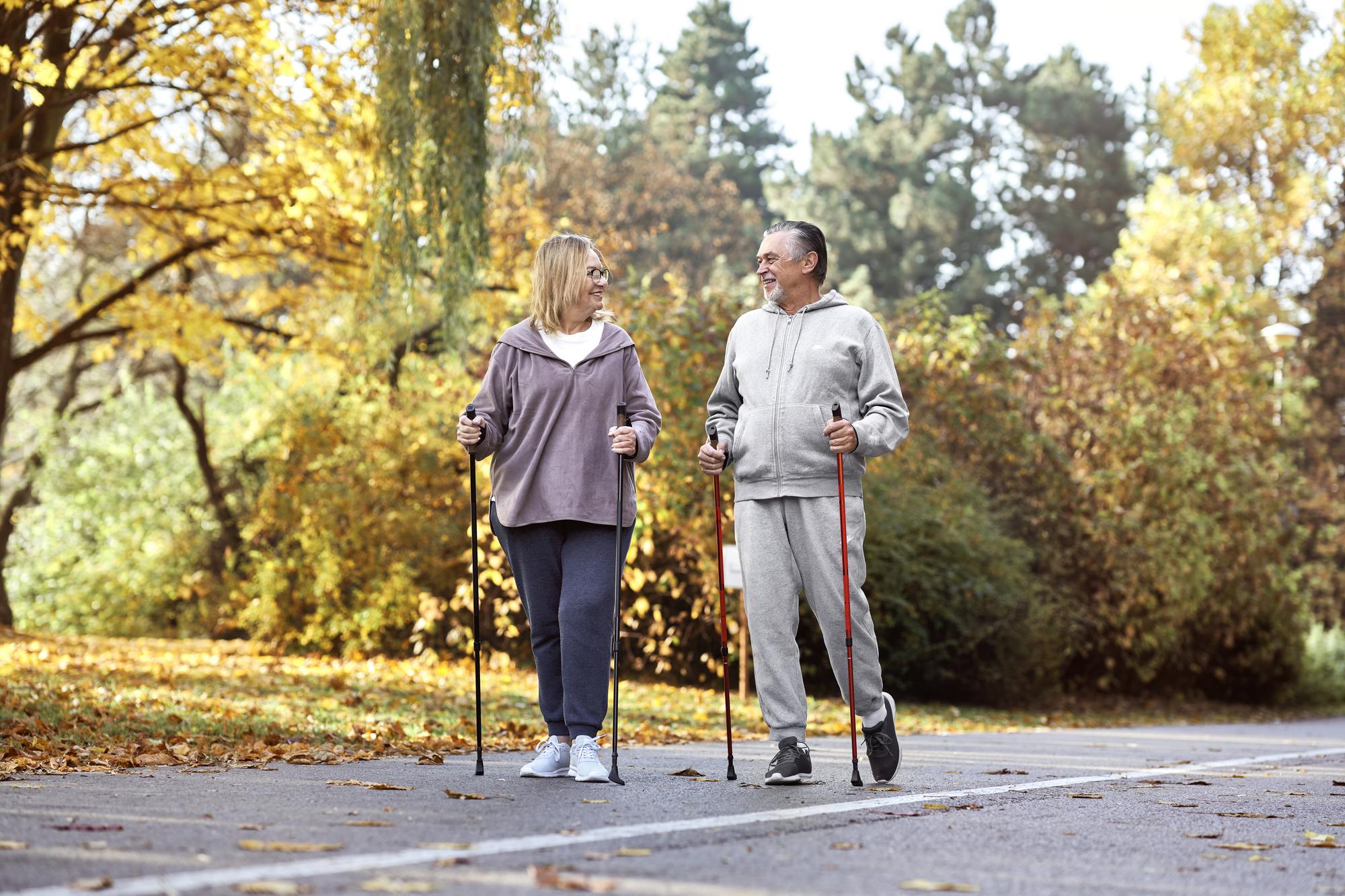 Chodenie je vhodnou voľbou aj pre starších ľudí.