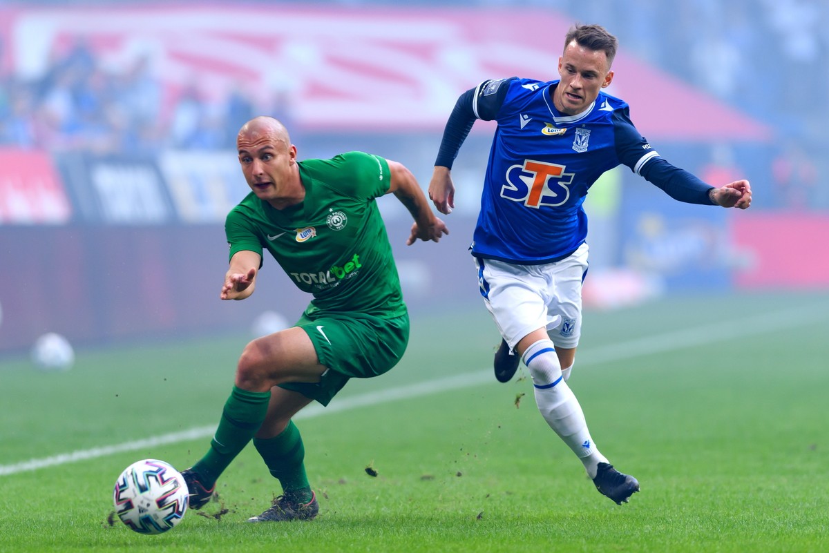 Piłkarz Lecha Poznań Jan Sykora (P) i Jakub Kuzdra (L) z Warty Poznań podczas meczu Ekstraklasy, na Stadionie Miejskim