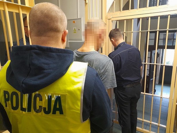 Sam zadzwonił na policję