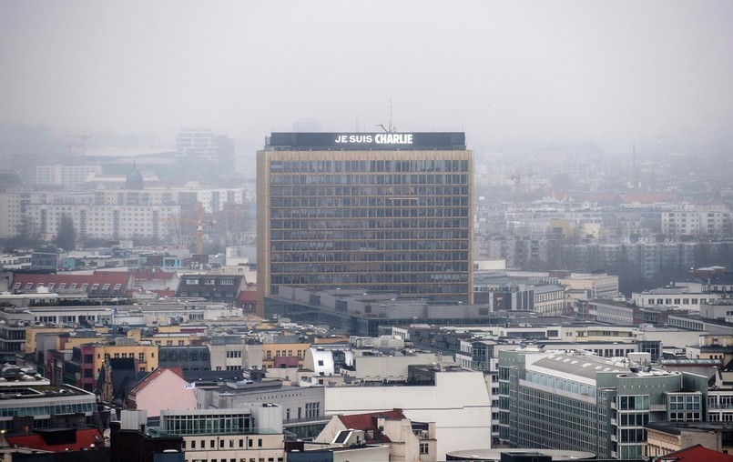 Berlin. Siedziba wydawnictwa Axel Springer. Świat w reakcji na zamach we Francji