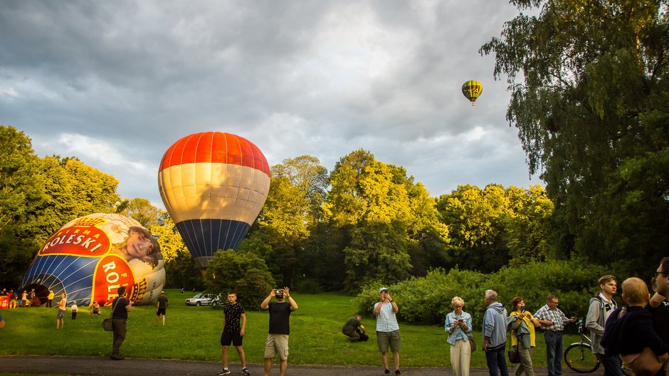 II Zawody Balonowe "In The Silesian Sky" - start balonów świtem z pszczyńskiego parku zamkowego - 25.06.2022 r. - autor: Andrzej Grynpeter