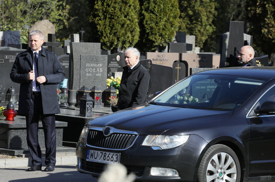 Jarosław Kaczyński na cmentarzu 10 kwietnia 2020 r.