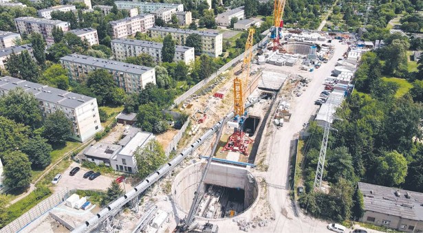 Gdyby nie kosztowna pomoc ze strony PKP PLK inwestycja już dawno zakończyłaby się klapą – mówią eksperci