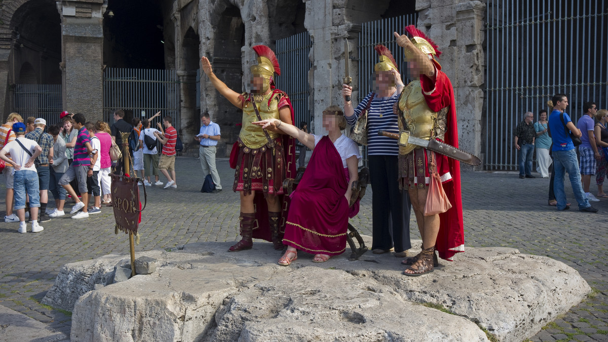"Rzymscy legioniści" skazani na więzienie za oszustwa pod Koloseum