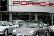 Porsche samochody przed salonem