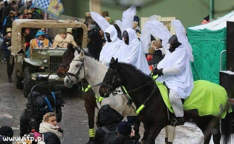 Policjanci przebrani w stroje aniołów