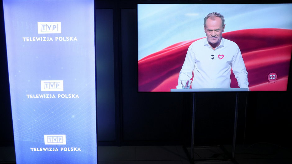 Donald Tusk na ekranie telewizora w trakcie debaty organizowanej przez TVP. 9.10.2023 r.