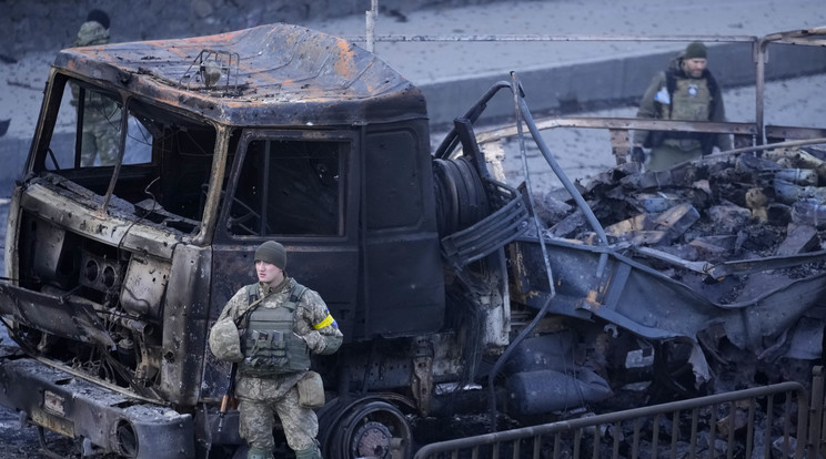 Ukrán katona áll egy kiégett katonai jármű mellett 2022. február 26-án / Fotó. MTI/AP/Vadim Ghirda