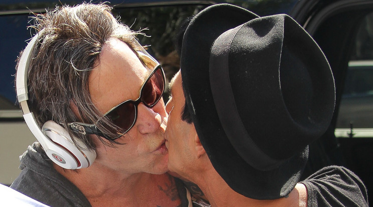 Mickey Rourke a fodrászával smacizott / Fotó: Northfoto