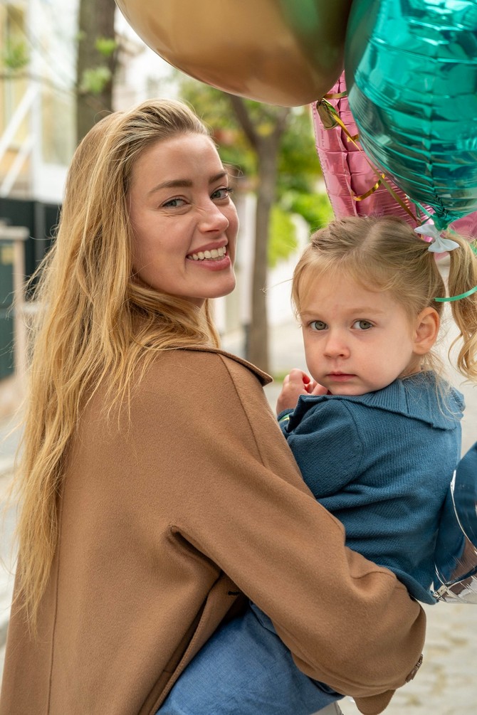 Amber sa ćerkicom Unom