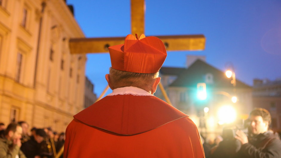 Droga Krzyżowa w Warszawie, na zdjęciu kardynał Kazimierz Nycz