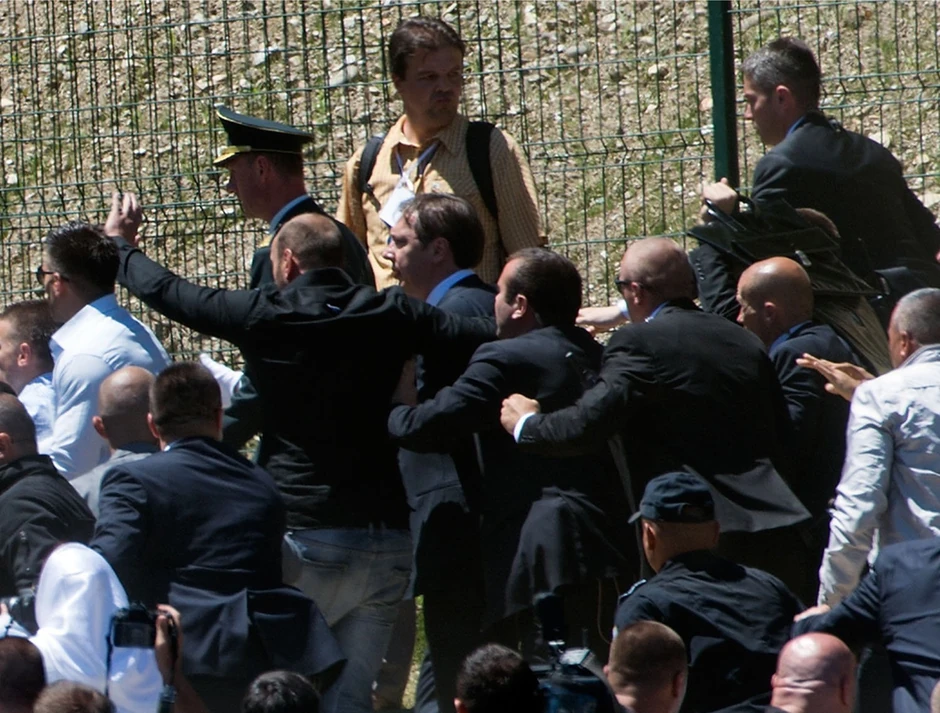 Aleksandar Vučić bez naočara koje su mu polomljene u napadu