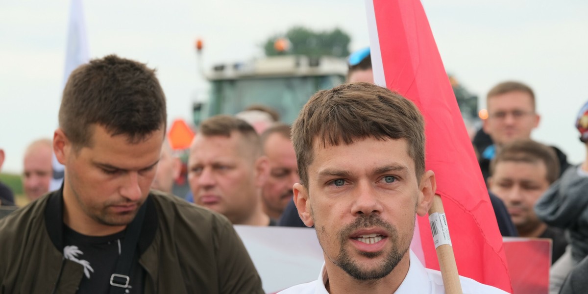 Rolnicy przedłużyli swój protest do 48 godzin. Liczą, że premier Mateusz Morawiecki zgodzi się z nimi porozmawiać.