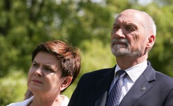 Poparcie dla PiS spada, ale i tak jest dwukrotnie wyższe od wyniku PO [SONDAŻ]