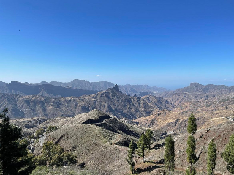 Widok na Roque Nublo z tarasu hotelu Parador de Cruz de Tejeda