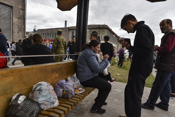 Tysiące etnicznych Ormian uciekają z separatystycznego regionu Górskiego Karabachu