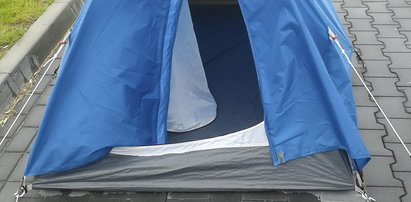 MOPS kazał lokatorkom spać w namiocie