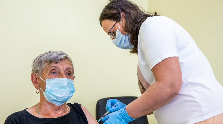 Fekete Beáta asszisztens beolt egy nőt a német-amerikai fejlesztésű Pfizer-BioNTech koronavírus elleni oltóanyag, a Comirnaty-vakcina első adagjával a békéscsabai Réthy Pál kórházban 2021. szeptember 13-án / Fotó: MTI/Rosta Tibor