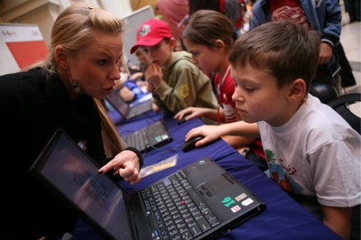 Laptopy dla czwartoklasistów. Wiemy, kiedy trafią do szkół