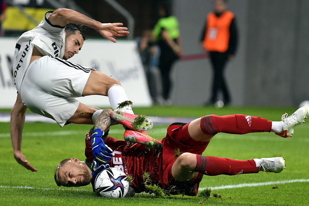 Bramkarz drużyny Śląsk Wrocław Michał Szromnik (P) i Luquinhas (L) z zespołu Legia Warszawa podczas meczu piłkarskiej Ekstraklasy