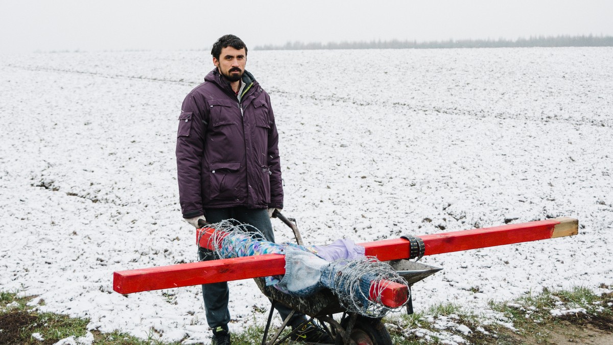 - Kościół może zmienić się jedynie pod wpływem nacisku z zewnątrz i tak naprawdę nie znajdziemy w Kościele katolickim chrześcijaństwa; trzeba go szukać poza jego murami - ocenia Daniel Rycharski, którego wystawa "Strachy" pokazywana jest w ramach Muzeum Na Open'erze. - Ta wystawa jest kościołem. Chciałem zbudować kościół, w którym są obiekty i osoby, odrzucone przez Kościół katolicki - dodaje artysta.