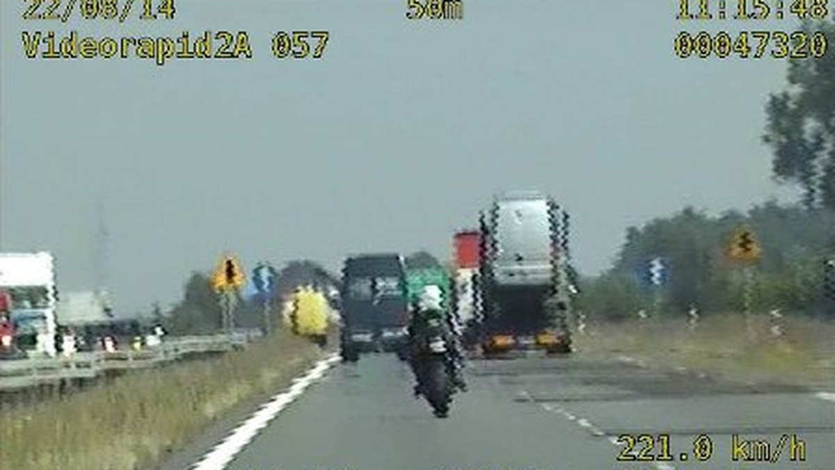 Policjanci zarejestrowali wykroczenie popełnione przez motocyklistę, a następnie przez kilka minut ścigali sprawcę na zatłoczonej drodze krajowej nr 1. Aby go dogonić radiowóz rozpędzał się do ponad 220 km/h. Po drodze motocyklista popełniał kolejne wykroczenia.