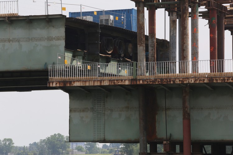 Operacja opuszczania przęsła mostu Łazienkowskiego <br><br>fot.  (tg/cat) PAP/Tomasz Gzell