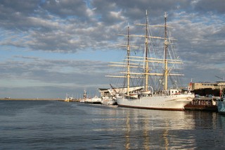 „Tango” Mrożka zagości na żaglowcu „Dar Pomorza”
