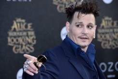 Johnny Depp jak Szalony Kapelusznik, czerwony dywan jak Kraina Czarów [ZDJĘCIA]