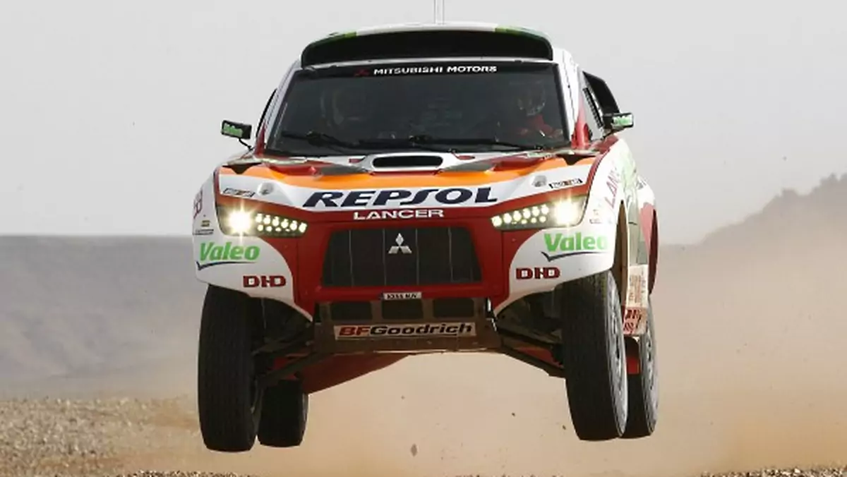 Zespół Mitsubishi w czołówce Dakaru