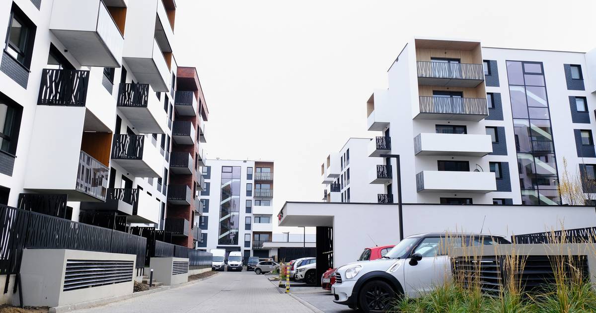 Konflikt o miejsce parkingowe. Mieszkanka ustawiła tabliczkę — sąsiad ją zniszczył