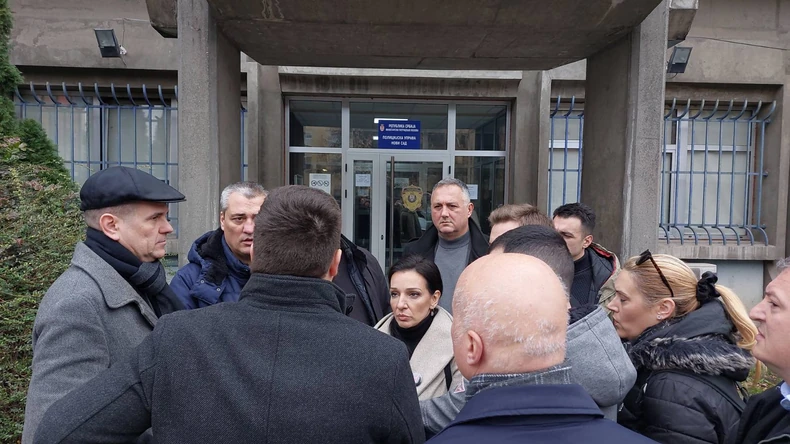 Predstavnici opozicije ispred zgrade MUP u Novom Sadu