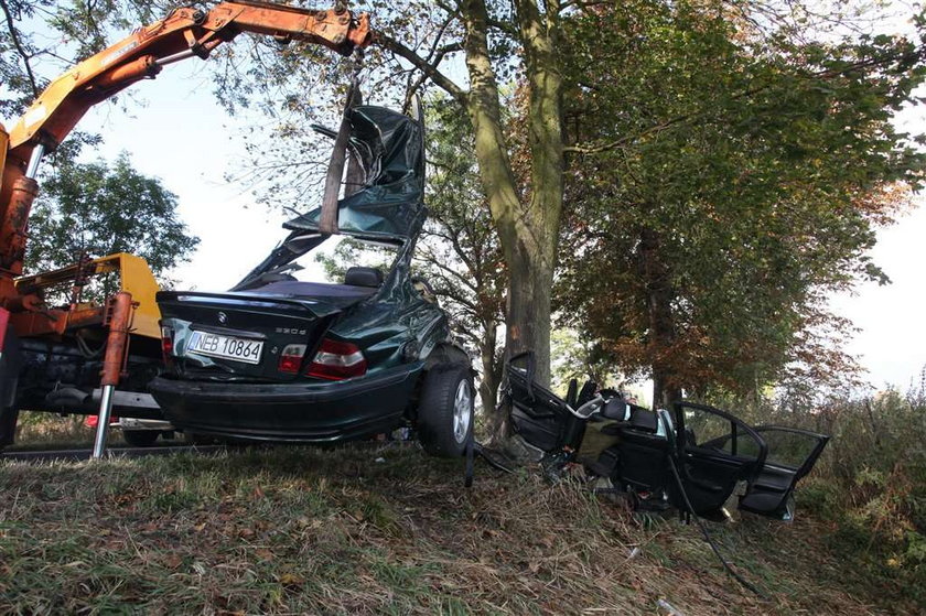 BMW wjechało w drzewo. Dwie osoby nie żyją.