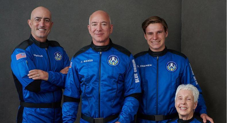 Jeff Bezos and the crew after their space travel (BBC)