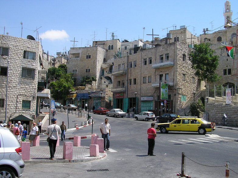 Betlejem - po mieście jeżdżą wieloosobowe taksówki z potrójnymi drzwiami