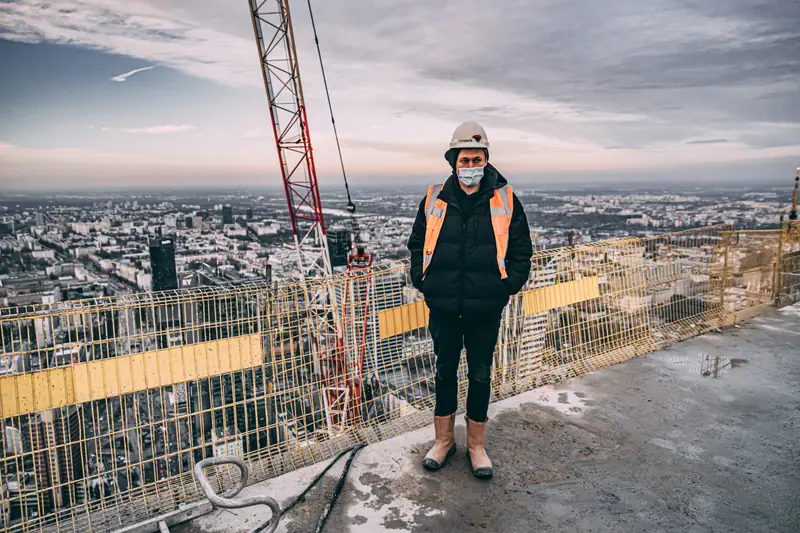 Paweł Korzeniowski na Varso Tower podczas budowy