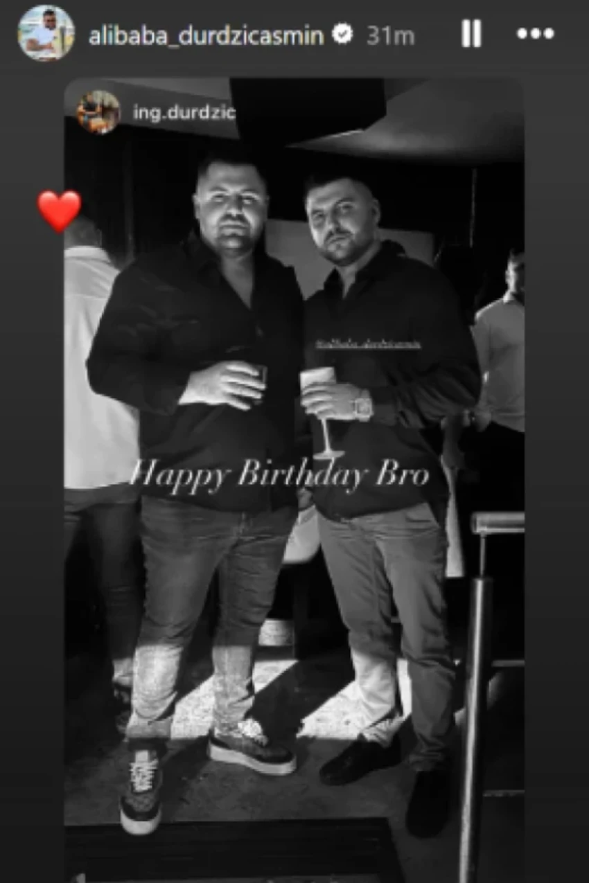 OVO JE ASMINOV BRAT KOJI IMA TETOVAŽU PREKO CELIH LEĐA Sudo Durdžić se krije od javnosti, a evo koliko liči na Alibabu! Mustafa je ponosan na njega (FOTO)