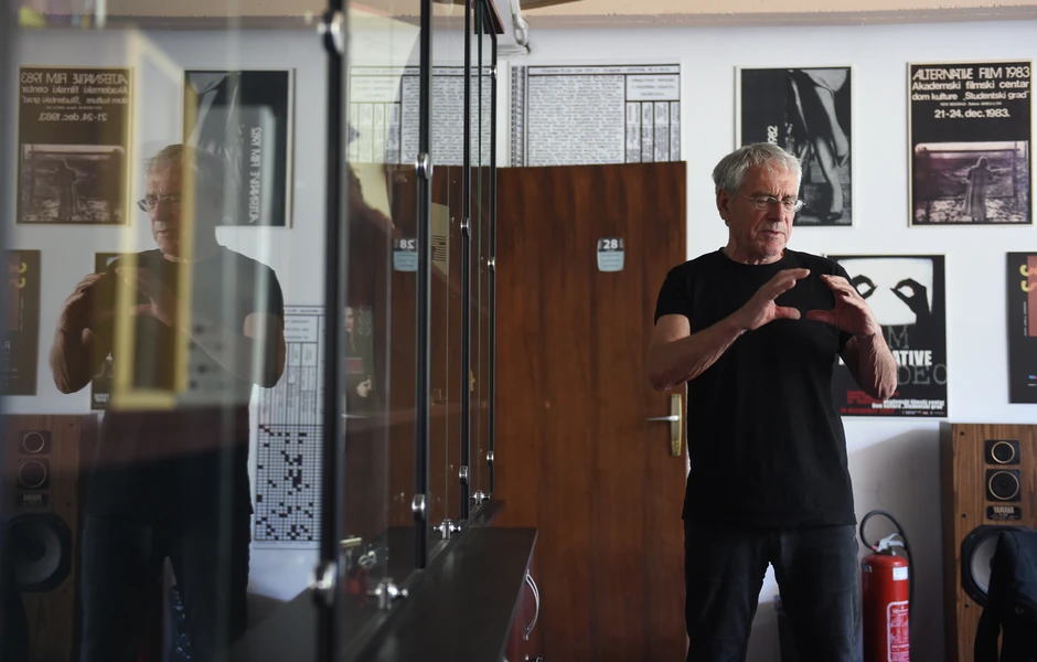 Želimir Žilnik tokom predavanja studentima u beogradskom Domu kulture Studentski grad