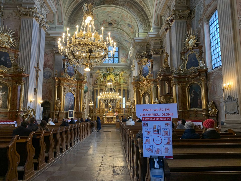 Kościół Akademicki św. Anny na Krakowskim Przedmieściu w Warszawie na 5 minut przed popołudniową mszą