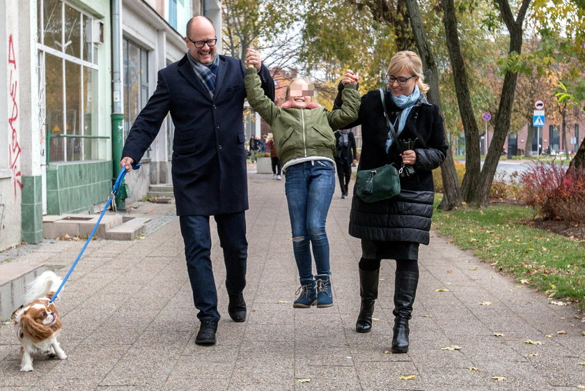 Magdalena i Paweł Adamowiczowie z córką Teresą i pieskiem Zeusem