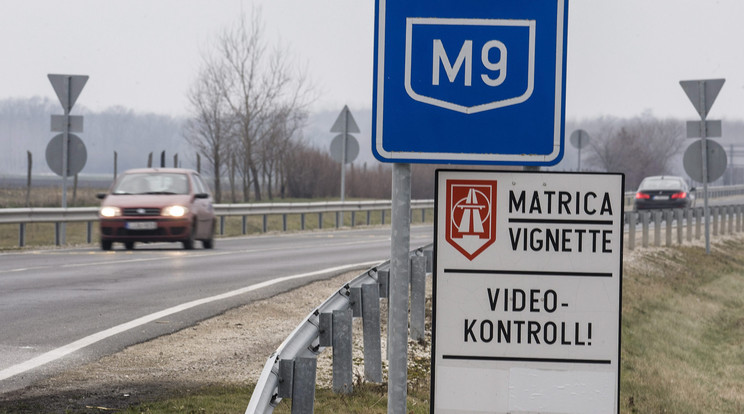 Az autópályát ritkán használó autósok számára vonzó lehetőség lehet majd az egynapos e-matrica /Fotó: MTI-Ujvári Sándor