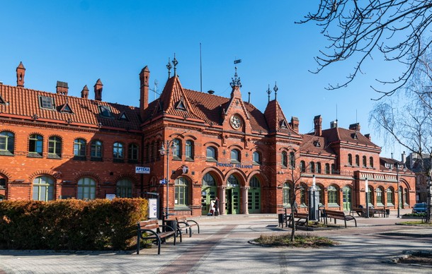 Ceglana fasada neogotyckiego budynku dworca kolejowego w Malborku