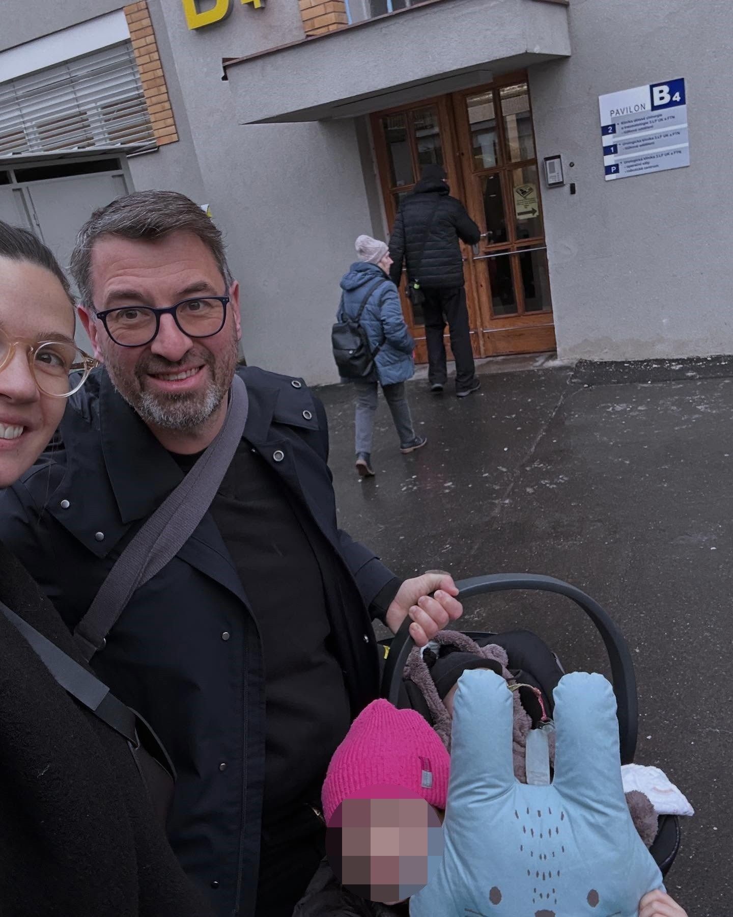 Dcéra exprezidenta Andreja Kisku, Natália Schuster Kisková, skončila so synčekom Theom v nemocnici. 