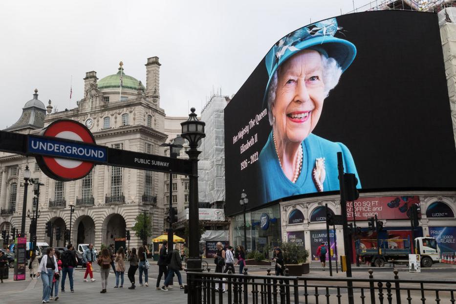 Az egész ország gyászolja II. Erzsébetet: még a londoni Piccadilly Circus ikonikus reklámfelületéről is ő mosolyog a britekre. Fotó: Getty Images