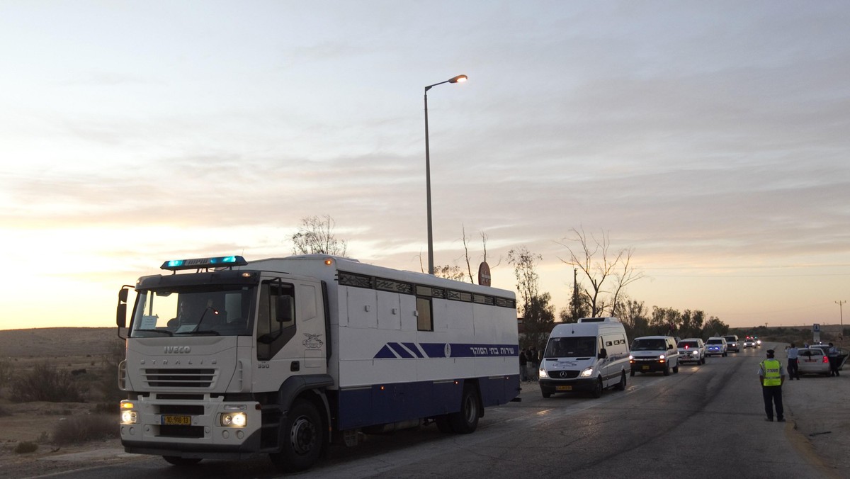 Pierwsi z grupy 477 palestyńskich więźniów opuścili dzisiaj nad ranem izraelskie więzienie na pustyni Negew i autobusami odjechali w kierunku Kerem Szalom, przejścia granicznego ze Strefą Gazy - poinformowały izraelskie media.