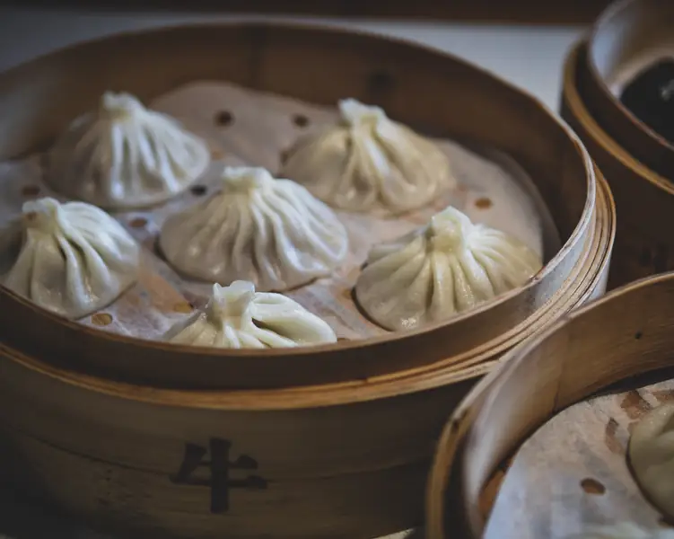 Przepis na domowe pierożki dim sum / Unsplash / Bao Menglong