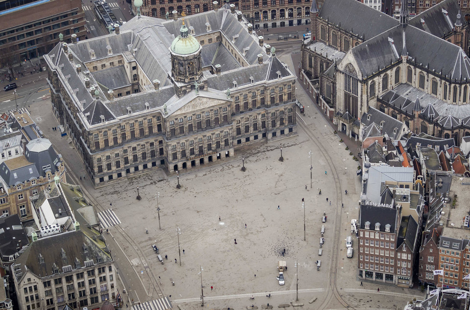 Opustoszały Plac Dam w Amsterdamie